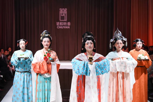 Modelos Muestran Nuevos Trajes Tradicionales Durante Show Chuhetingxiang Shanghai China — Foto de Stock