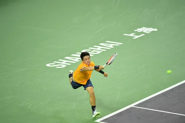 中国の呉 Yibing 2018 上海でロレックス上海マスターズ 2018 テニス トーナメント中の 男子シングルスの試合後に日本の錦織圭にショットを返します — ストック写真