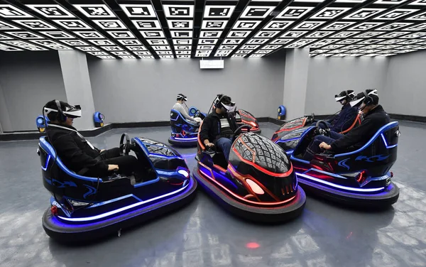 Bezoekers Proberen Apparaten Rijden Dodgem Auto Soreal Amusement Park Dat — Stockfoto