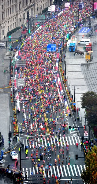 2018에 참가자는 상하이에서 상하이 마라톤 2018 — 스톡 사진