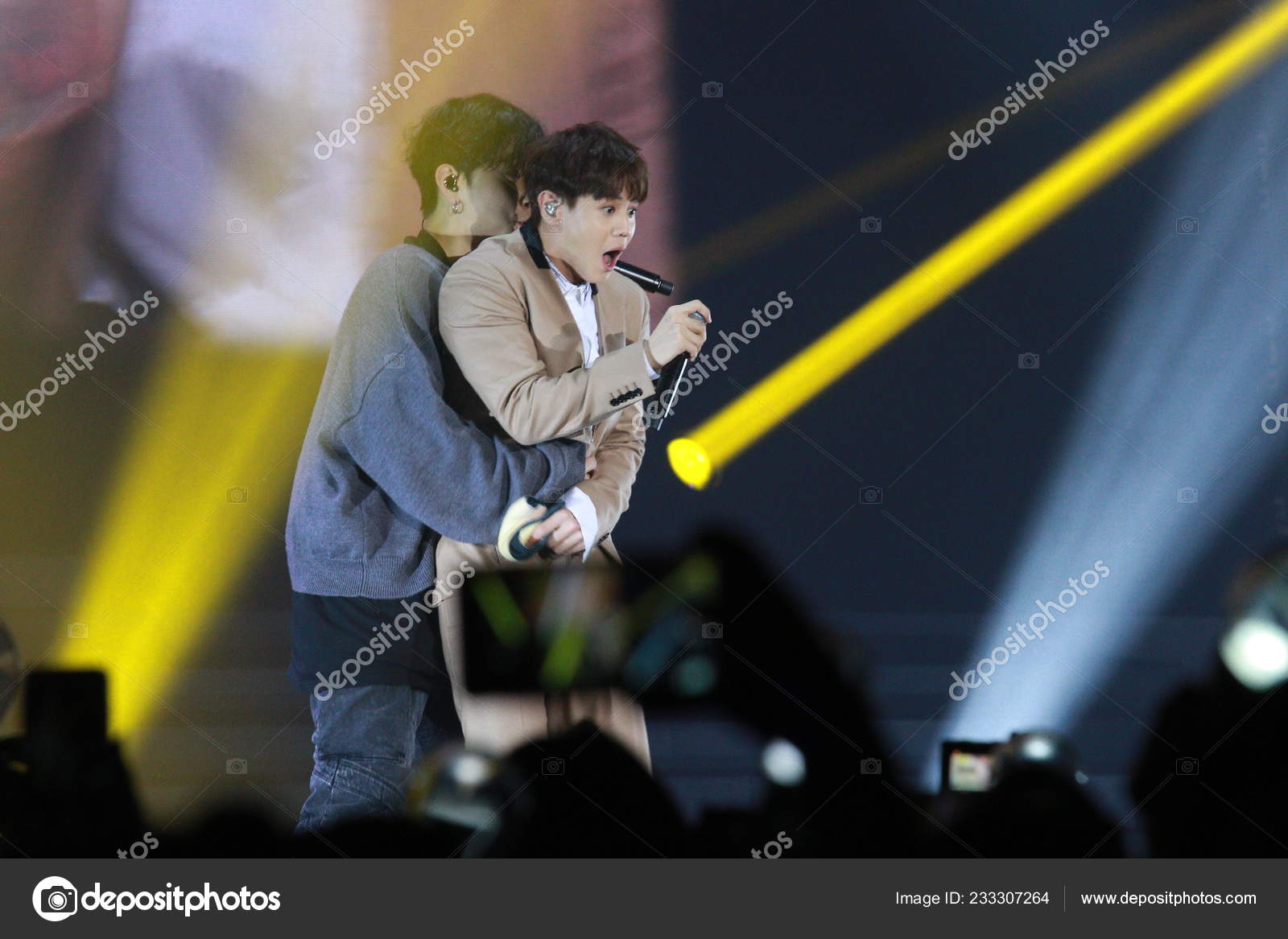 Yang Seob Yoseob Right Yong Jun Hyung Junhyung South Korean — Stock  Editorial Photo © IC Photo #233307264, image size:1600x1167