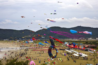 This picture shows the scene of a kite flying contest held at Lulanqingsha scenic spot in Daishan county, Zhoushan city, east China's Zhejiang province, 14 October 2018. clipart
