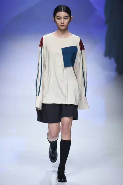Een Model Toont Een Nieuwe Creatie Fashion Show Van Asahi — Stockfoto