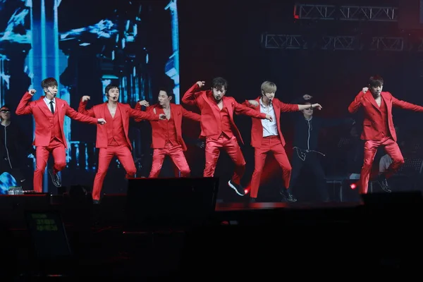 Miembros Boy Band Surcoreana Shinhwa Tocan Durante Concierto Del Aniversario —  Fotos de Stock