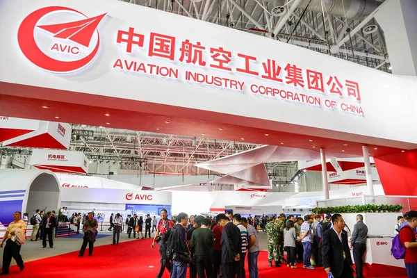 Ludzie Odwiedzić Stoisko Aviation Industry Corporation China Avic Podczas Chiny — Zdjęcie stockowe