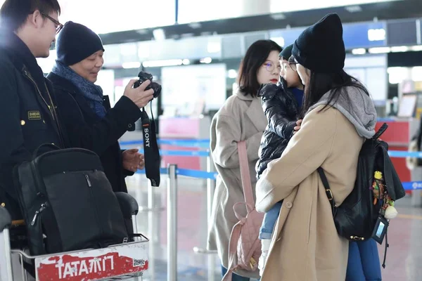 Chinese Actress Yao Chen Holds Her Son Beijing Capital International — Stock Photo, Image