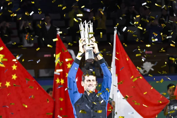 Новак Джокович Сербии Удерживает Свой Чемпионский Трофей После Победы Над — стоковое фото