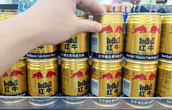 Cliente Compra Latas Bebida Energética Red Bull Estante Supermercado Ciudad —  Fotos de Stock