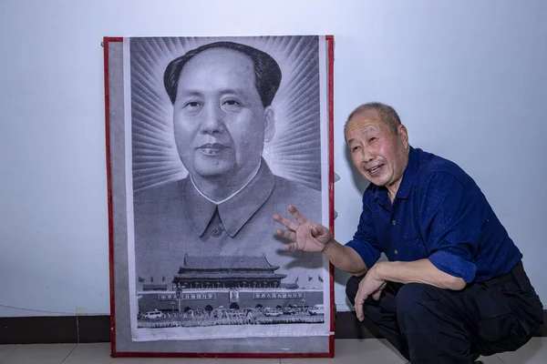 Anciano Chino Huang Junde Muestra Retrato Bordado Seda Del Fallecido —  Fotos de Stock