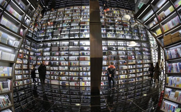 Kunden Lesen Bücher Der Buchhandlung Zhongshuge Inspiriert Durch Die Einzigartige — Stockfoto