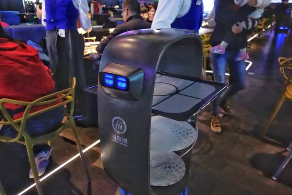 Camarero Robot Entrega Platos Ordenados Por Los Clientes Mesa Primer — Foto de Stock