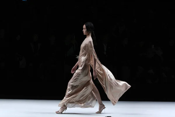 Mannequin Présente Une Nouvelle Création Défilé Mode Honrn Tang Guanyi — Photo