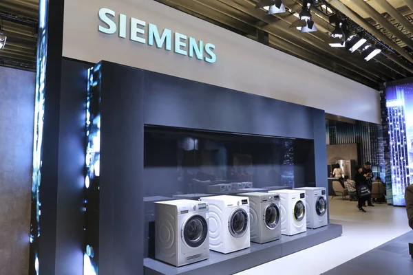 Fil Människor Besöka Montern Siemens Den Apparaten Electronics World Expo — Stockfoto