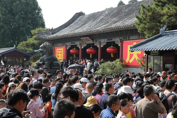 Skaror Kinesiska Turister Besöker Sommar Palatset Vecko Långa Nationaldagen Semester — Stockfoto