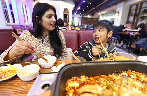 Hint Adam Dev Raturi Sekiz Restoran Sahibi Onun Aileler Kasım — Stok fotoğraf