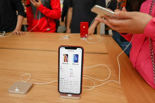 Clientes Chinos Prueban Teléfonos Inteligentes Iphone Apple Store Calle Peatonal — Foto de Stock