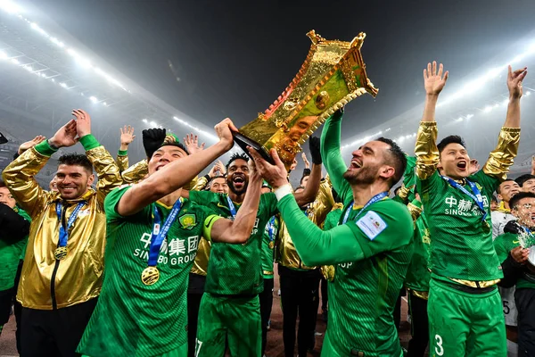 Spelare Beijing Sinobo Guoan Håll Pokalen Att Fira Efter Att — Stockfoto