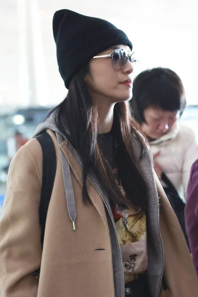 2月6日 中国女演员姚晨在北京首都国际机场合影 — 图库照片