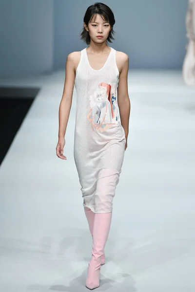 Een Model Toont Een Nieuwe Creatie Fashion Show Van Shangshou — Stockfoto
