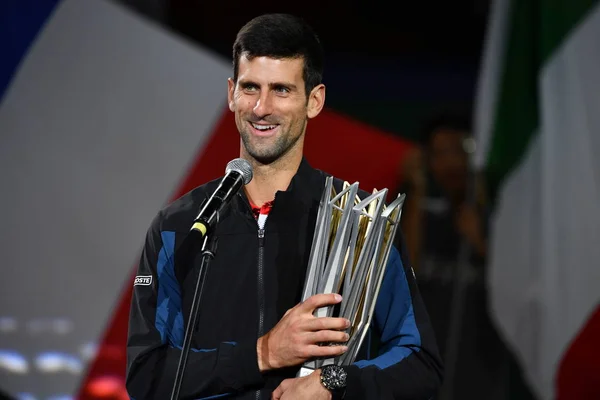 Novak Djokovic Serbia Con Trofeo Campeón Habla Después Derrotar Borna — Foto de Stock