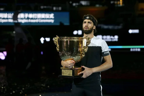 ジョージアのニコロス Basilashvili ポーズを取る彼のトロフィー 2018年中国オープン テニス大会で北京 2018 男子シングルスの決勝でアルゼンチンのフアンマルティンデルポトロを倒した後 — ストック写真