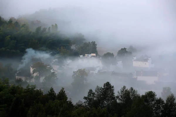 Omgeven Door Mist Wolken Van Mount Huangshan Huangshan Stad Oost — Stockfoto