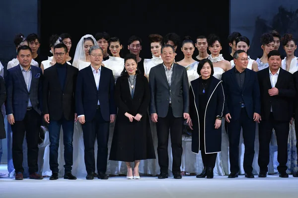 Los Modelos Muestran Nuevas Creaciones Desfile Moda Deng Zhaoping Durante — Foto de Stock