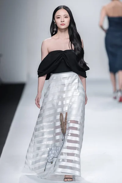 Model Displays New Creation Fashion Show Xunruo Shanghai Fashion Week — Stock Photo, Image