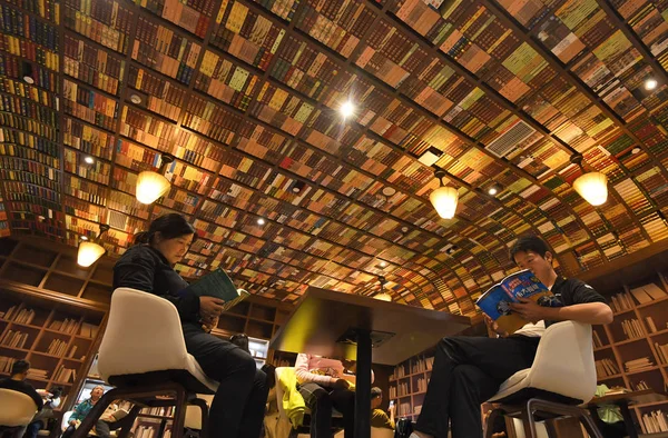 Πελάτες Διαβάζουν Βιβλία Στο Βιβλιοπωλείο Zhongshuge Εμπνευσμένα Από Τους Κατοίκους — Φωτογραφία Αρχείου