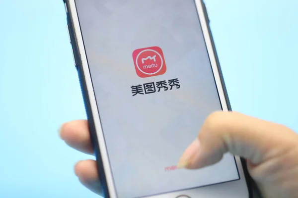 中国の携帯ゲームのプレーヤー再生 Tencent のモバイル 栄光の王 または 名誉の王 上海市にスマート フォンで 2018 — ストック写真