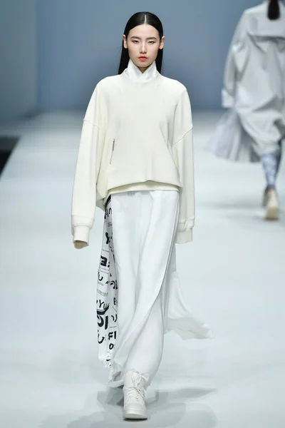 Een Model Toont Een Nieuwe Creatie Fashion Show Van Shangshou — Stockfoto