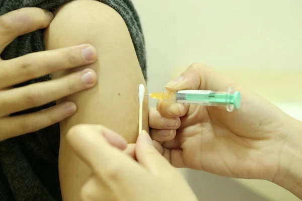 Une Femme Fait Vacciner Dans Hôpital Shanghai Chine Novembre 2018 — Photo