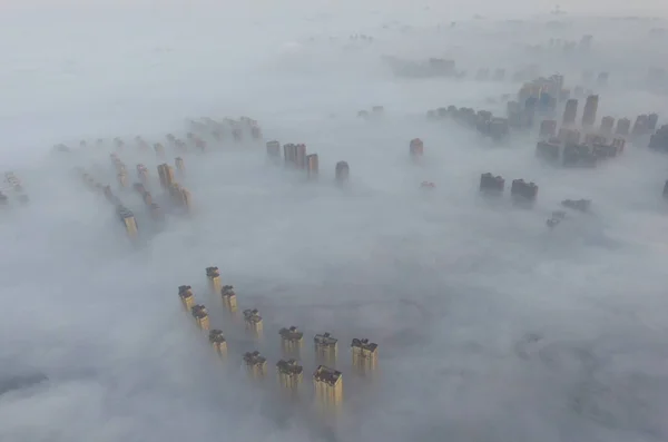 Stadsgezicht Van Hoogbouw Wolkenkrabbers Gehuld Zee Van Wolken Wuhan Stad — Stockfoto