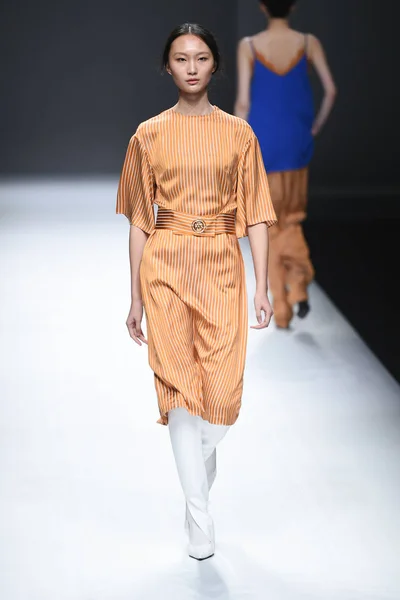 Mannequin Présente Une Nouvelle Création Défilé Mode Honrn Tang Guanyi — Photo