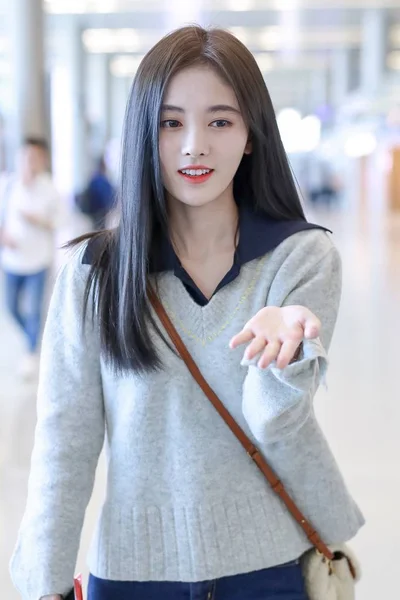 Çinli Şarkıcı Aktris Jingyi Geldiğinde Şanghay Hongqiao Uluslararası Havaalanı Shanghai — Stok fotoğraf