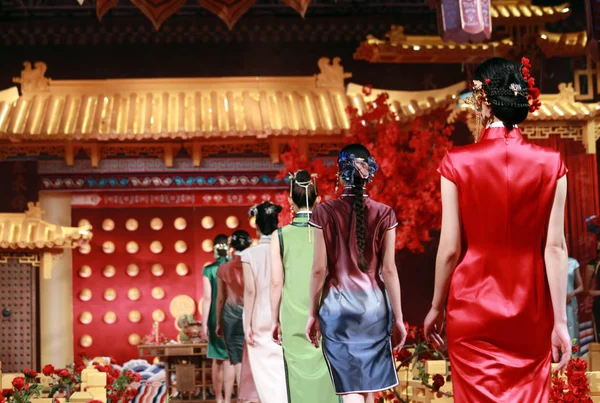 Modelos Muestran Vestidos Novia Chinos Tradicionales Show Bodas Temático Story — Foto de Stock