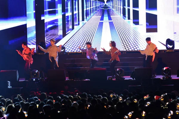 Medlemmar Sydkoreanska Pojke Gruppen Infinite Utföra Deras Fläkt Möte Taipei — Stockfoto