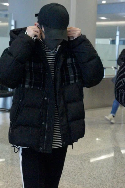 中国男孩团体歌手杰克逊 叶或易阳钱溪于 2018年于2018年11月11日抵达上海虹桥国际机场 然后出发于中国上海 — 图库照片