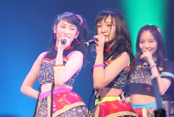 Μέλη Της Ομάδας Ιαπωνικό Είδωλό Nmb48 Εκτελέσει Στη Συναυλία Τους — Φωτογραφία Αρχείου