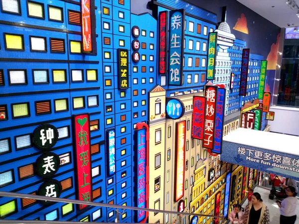 Люди Посещают Магазин Lego Flagship Шанхае Shimao Festival City Народной — стоковое фото