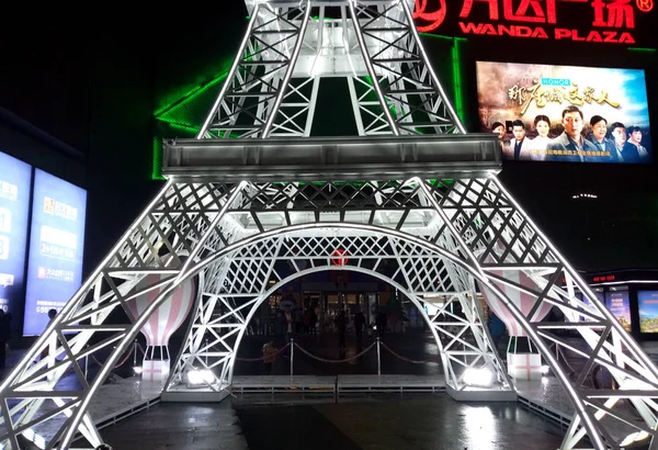 2018年12月3日 在中国上海宝山万达广场展出埃菲尔铁塔复制品 — 图库照片