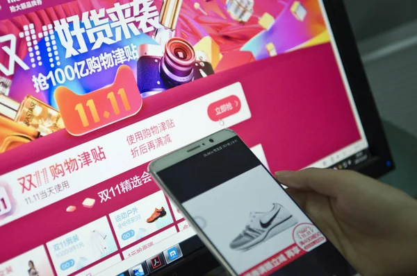 Chinese Mobile Phone User Browses Online Shopping Sites Tmall Com — Stock Photo, Image