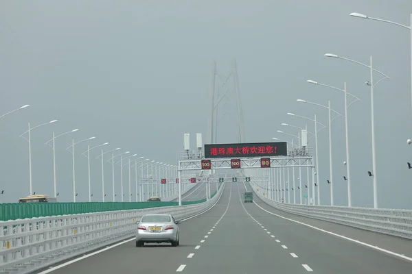 Los Vehículos Viajan Por Puente Marítimo Más Largo Del Mundo — Foto de Stock
