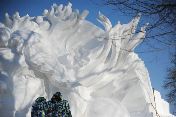 Chinesische Kunsthandwerker Arbeiten Schneeskulpturen Für Die Schneemesse Taiyangdao Einer Kleinen — Stockfoto