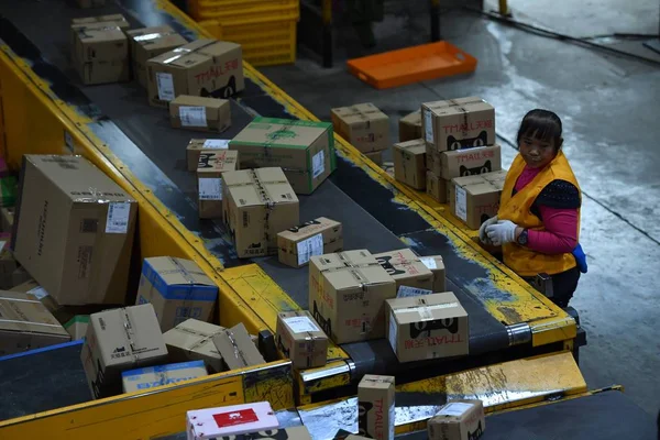 Chinese Worker Deals Parcels Most Which Prepared Singles Day Online — Stockfoto