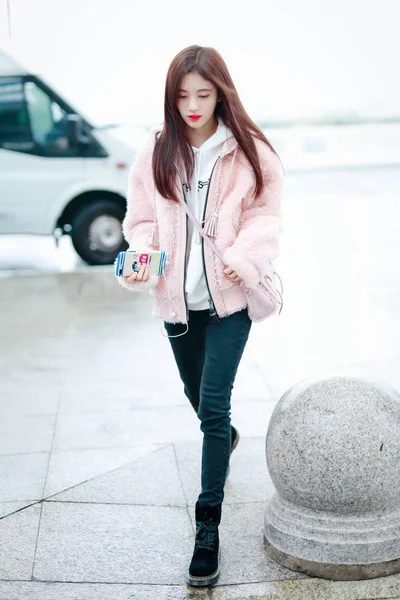 Chinese Zangeres Actrice Jingyi Arriveert Bij Shanghai Hongqiao International Airport — Stockfoto