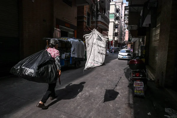 Messager Met Colis Dans Sac Bandoulière Pour Livrer Des Colis — Photo