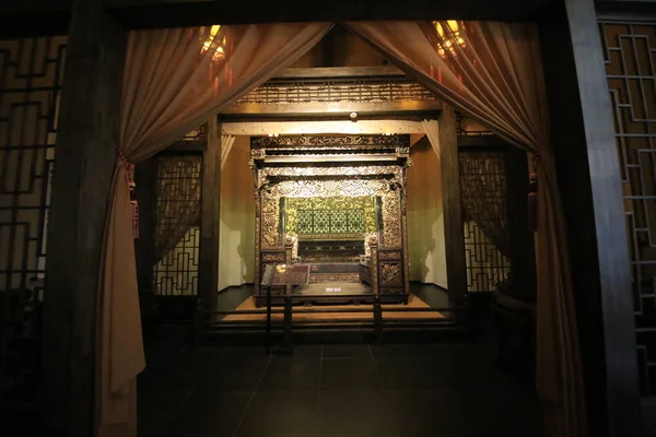2018年11月28日 中国重慶市のバイユー古代ベッド博物館に 清朝時代 1644 1911 にさかのぼる最も華やかなベッドの一つである 世界一のベッド が展示されています — ストック写真