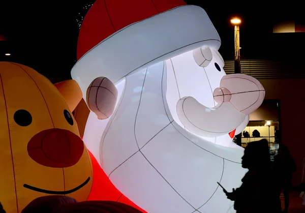 Obrovské Světelné Dekorace Nabízí Tvaru Santa Claus Zobrazí Označení Nadcházející — Stock fotografie