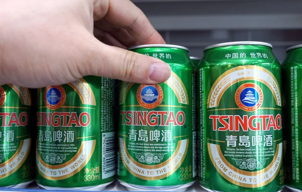 Een Klant Winkels Voor Blikjes Van Tsingtao Bier Een Supermarkt — Stockfoto